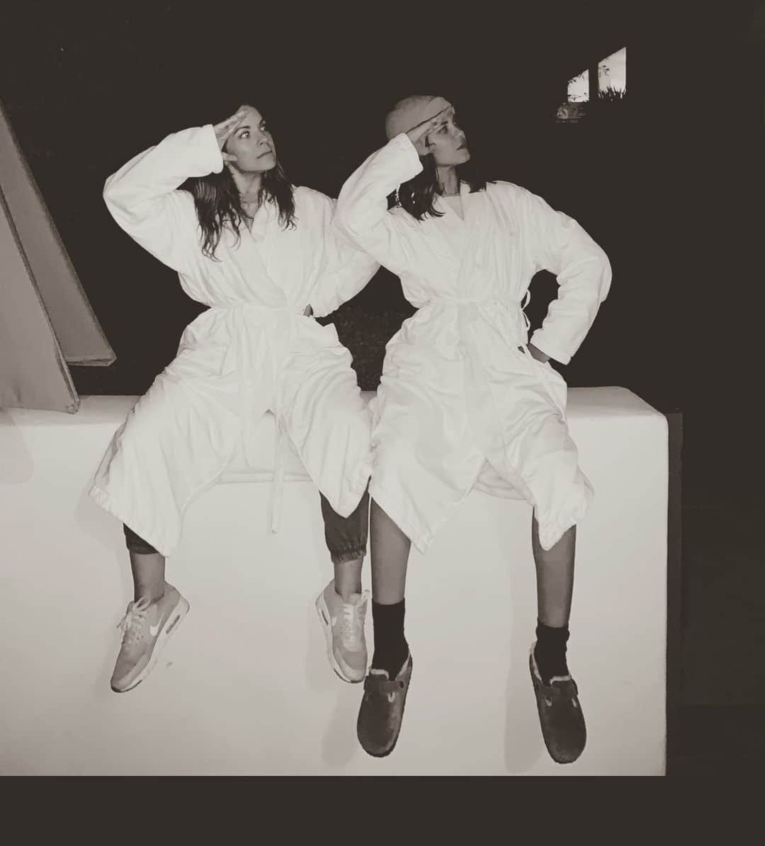 オデット・アナブルのインスタグラム：「ROBE LIFE. Perks of being a guest on @themakedown during quarantine means I never had to change out of one (a robe.) I chat with my bestie @christinesymondshair and @jamiemakeup about life and beauty on their new podcast. It drops today. Link in bio.」
