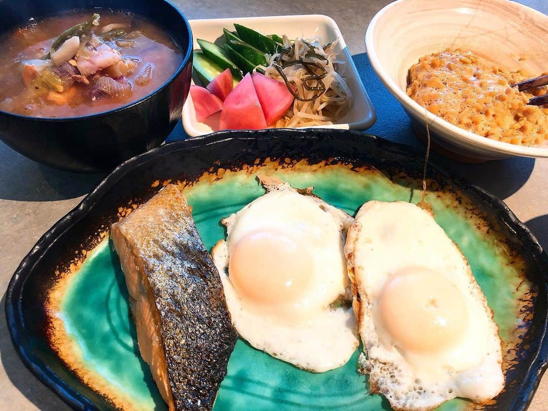 白澤美佳さんのインスタグラム写真 - (白澤美佳Instagram)「🍽🍞🍚🥬🍙 #おうちごはん ・ 毎日3食作る生活を生まれて初めて送っています😅 ・ 料理全然得意じゃないけど 「あ、これ美味しく出来た♡」 とか、小さな幸せを噛みしめながら毎日密やかに過ごしています🤭 ・ ・ I live a life of making three meals for the first time in my life ・ I'm not good at cooking ・ I'm spending my days happily secretly chewing a little happiness🤭 ・ ・ ・ ・ ・ #stayhome #🏠 #cooking #🍳 #breakfast #🍞 #lunch #🍝 #dinner #🍽 #3食しっかり食べる  #小さな幸せ #健康でいる事の大切さ  #ヘルシーな食事 #体も心も健康に #乗り越えましょう #目玉焼き #味噌汁 #焼き魚 #漬物 #納豆 #玄米 #タラのムニエル #特製冷奴 #ネギとツナのレモンサラダ #きのこのマリネ #自家製ヨーグルト #カスピ海ヨーグルト #おうち時間」4月15日 10時31分 - mikashirasawa