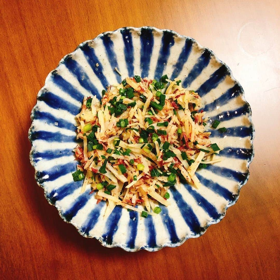 竹内由恵さんのインスタグラム写真 - (竹内由恵Instagram)「料理研究家の皆さんによる料理バトン（#料理リレー ）が堂真理子アナウンサーから私に届きました。 私の次にバトンを渡すのは、テレビ朝日の同期、本間智恵アナウンサー（@chiehonma）昔からなんでもできる器用な女性です。どんなレシピを紹介してくれるか楽しみ^ ^  さて私のオススメですが、 三品で簡単に作れるレシピということで、お酒のつまみにぴったりな「ジャガイモのコンビーフ炒め」を紹介します。「おうちで深夜食堂」という本からいただきました。  ジャガイモのコンビーフ炒め  材料 じゃがいも　1 コンビーフ　1/2缶（実際のレシピでは1缶となっていました） 万能ネギの小口切り しょうゆ、酢　各小さじ1 塩、粗挽き胡椒　少々 オリーブ油  作り方 1じゃがいもの皮を向いて、千切りに 2フライパンにオリーブ油を強めの中火で熱し、そこにじゃがいもを入れ、塩を振る。コンビーフを加え、ほぐしながら炒める。胡椒を振り、万能ネギを加えて完成！  #うちで過ごそう #stayhome #料理リレー #cookingrelay  #脇雅世加藤巴里きじまりゅうた杵島直美今泉久美牛尾理恵新谷友里齋藤菜々子RaluMai堂真理子竹内由恵」4月15日 10時28分 - yoshie0takeuchi