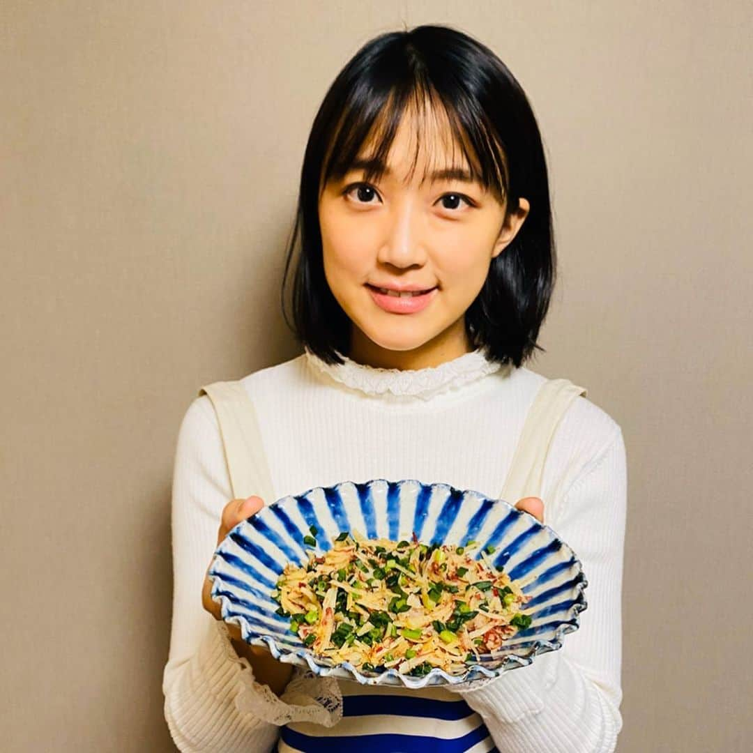 竹内由恵さんのインスタグラム写真 - (竹内由恵Instagram)「料理研究家の皆さんによる料理バトン（#料理リレー ）が堂真理子アナウンサーから私に届きました。 私の次にバトンを渡すのは、テレビ朝日の同期、本間智恵アナウンサー（@chiehonma）昔からなんでもできる器用な女性です。どんなレシピを紹介してくれるか楽しみ^ ^  さて私のオススメですが、 三品で簡単に作れるレシピということで、お酒のつまみにぴったりな「ジャガイモのコンビーフ炒め」を紹介します。「おうちで深夜食堂」という本からいただきました。  ジャガイモのコンビーフ炒め  材料 じゃがいも　1 コンビーフ　1/2缶（実際のレシピでは1缶となっていました） 万能ネギの小口切り しょうゆ、酢　各小さじ1 塩、粗挽き胡椒　少々 オリーブ油  作り方 1じゃがいもの皮を向いて、千切りに 2フライパンにオリーブ油を強めの中火で熱し、そこにじゃがいもを入れ、塩を振る。コンビーフを加え、ほぐしながら炒める。胡椒を振り、万能ネギを加えて完成！  #うちで過ごそう #stayhome #料理リレー #cookingrelay  #脇雅世加藤巴里きじまりゅうた杵島直美今泉久美牛尾理恵新谷友里齋藤菜々子RaluMai堂真理子竹内由恵」4月15日 10時28分 - yoshie0takeuchi