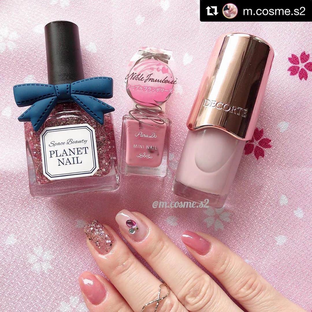 のインスタグラム：「@m.cosme.s2 さん PLANET NAIL Basic Line PLB07 点描天体のアレゴリー を使用したネイルアレンジのご紹介ありがとうございます💅 ・ #Repost @m.cosme.s2 with @get_repost ・・・ .﻿ プラネットネイルの新作を﻿ 使ったピンクネイル💅﻿ ﻿ 左指の爪が割れたため不慣れな﻿ 右でやってみたけど撮るのに苦戦﻿ していつもと違う撮り方ですw﻿ 違和感、、w﻿ ﻿ #プラネットネイル の新作が﻿ 出てから気になっていてやっと﻿ 買えた〜❤️﻿ 中指に使ってるけど本当かわいい。﻿ ラメ感最高。神。﻿ 他のカラーも欲しくなる〜🥺！﻿ ﻿ ﻿ ﻿ ﻿ ﻿ ﻿ #セルフネイル﻿ #セルフネイル部﻿ #ノーブルフランボワーズ﻿ #パラドゥネイル部﻿ #コスメデコルテ﻿ #pu141﻿ #点描天体のアレゴリー﻿ #planetnail﻿ #plb07﻿ ﻿ ﻿ nail blog💅⇩﻿ ﻿ TOPページのURLからブログに飛べます✈︎﻿ ﻿ @m.cosme.s2﻿ ﻿ タップ☝︎」
