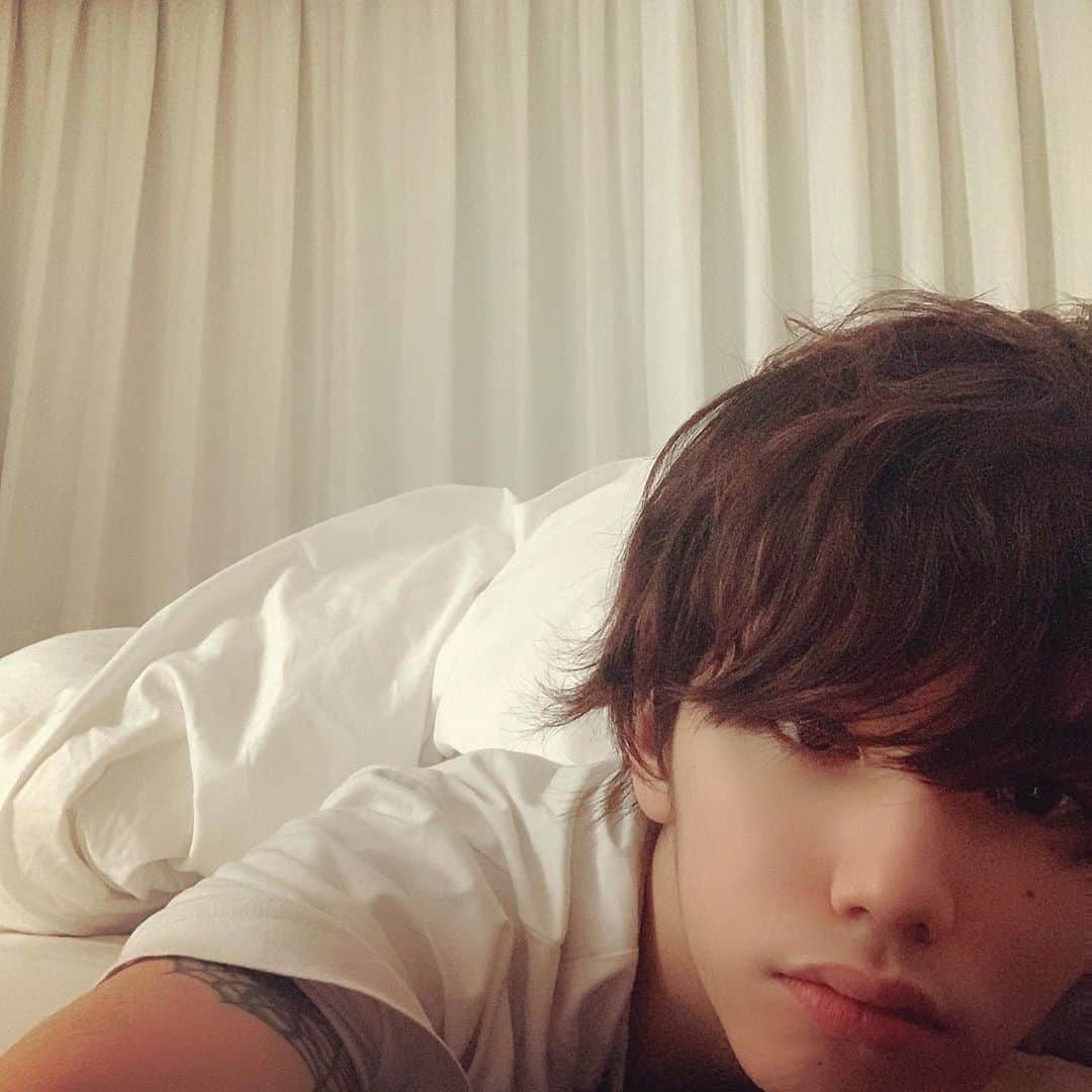 Hiroさんのインスタグラム写真 - (HiroInstagram)「自粛中。  #stayhome #外出自粛 #おうち時間 #昼夜逆転 #が #逆転して #元に戻った #基本引きこもり体質だから全く苦ではない #でもちょっと運動不足ではあるよね #てかたまに体調悪くて身の回りのモノでなんとかしようと思ってググったのに結局どのルート選んでも最終的に病院行かさせることになるのやめてもらっていいですか？ #ただの風邪って言われたのにいっぱい薬処方されると不安になる #そうならない様に手洗いうがいはしっかりしましょう #朝起きて #ダラダラして #飯食って #映画観て #ダラダラして #飯食って #ダラダラして #友達と電話して #風呂入って #おやすみなさい #ウンコして #寝る #こいよ」4月15日 10時48分 - hiro_mfs_official