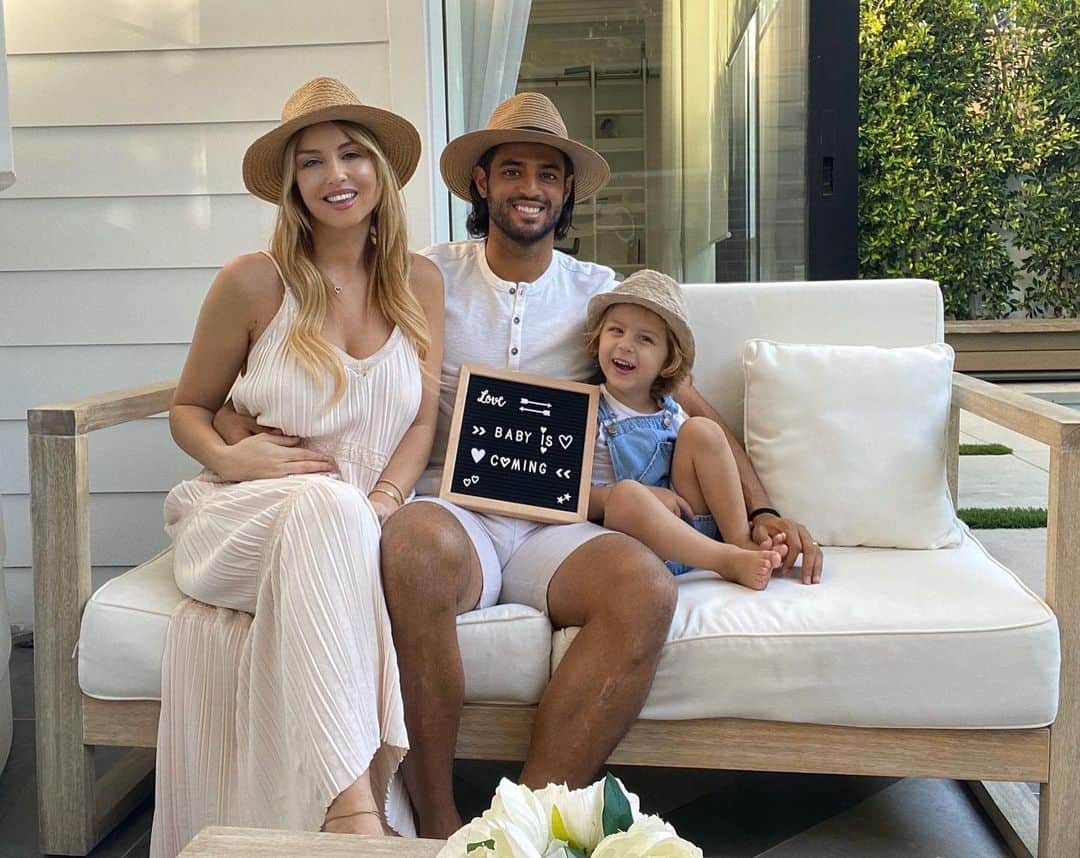 カルロス・ベラのインスタグラム：「Baby is coming 🍼🧸」