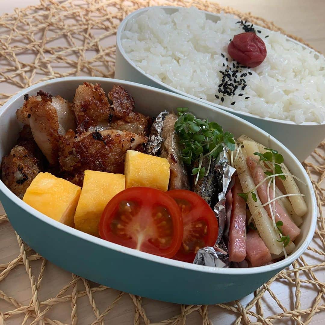 本田しおりのインスタグラム：「#今日のお弁当  #唐揚げ#さばの味噌煮#玉子焼き#じゃがいもとベーコンの塩胡椒炒め  #お弁当 #本田弁当 #旦那さん弁当 #神ちゃん弁当」