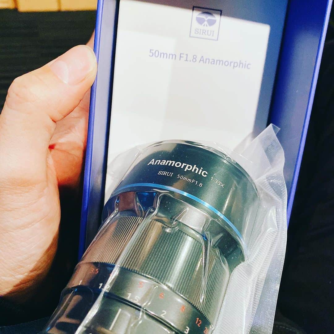 のインスタグラム：「動画用のレンズが届きました。  海外から来たとは思えないほどの梱包材の薄さでビックリ🤭 ジンバルとレールが欲しい…  #sirui #anamorphiclens #anamorphic #emount #50mmf18 #kickstarter」