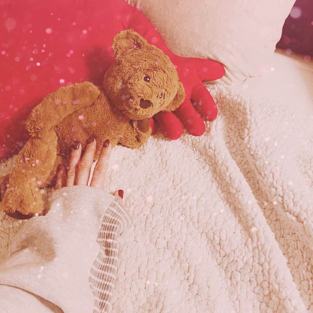 ELISAのインスタグラム：「くまたんとねまーす🥰← おやすみzZ」