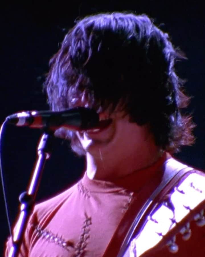 コーチェラのインスタグラム：「A tiny little gift for you. The White Stripes' 2003 performance of "Dead Leaves and the Dirty Ground" available now at the link in bio #CoachellaDoc」