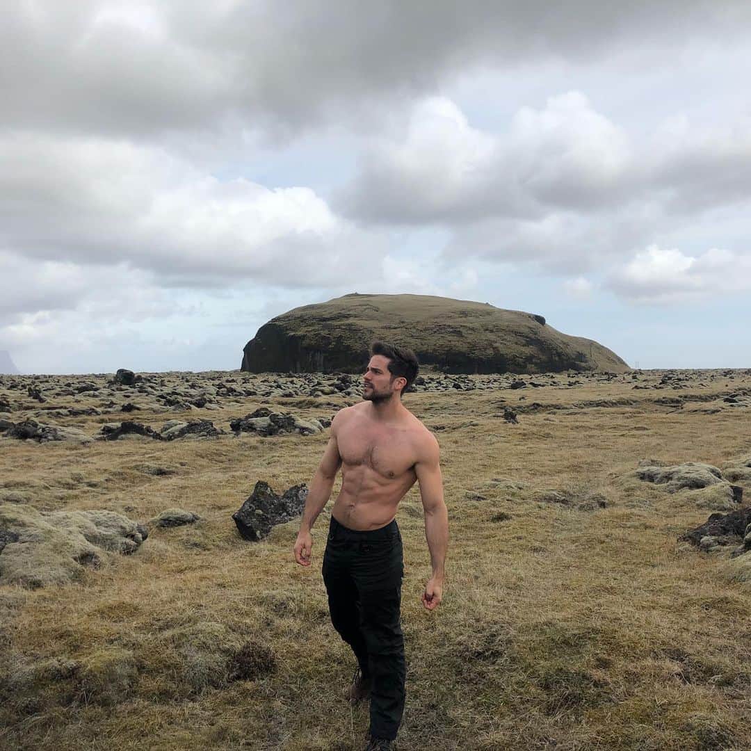 ブラント・ドーハティのインスタグラム：「Been social distancing so well I forgot to post on IG for a few weeks. How you all holding up?」