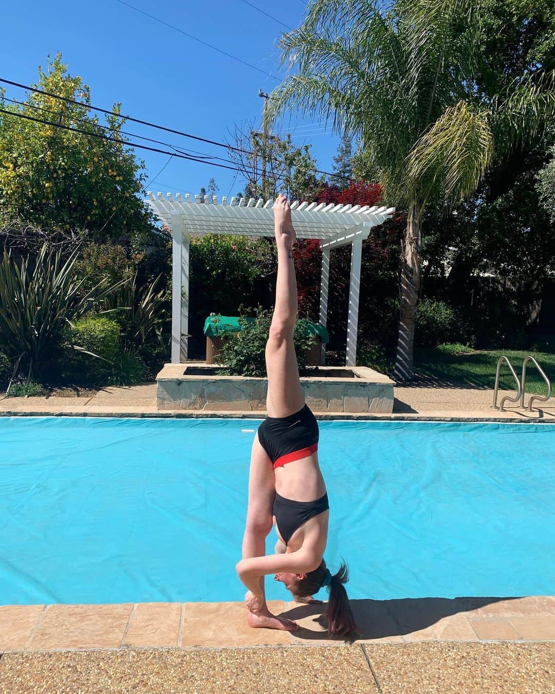 Elliana Shayna Pogrebinskyさんのインスタグラム写真 - (Elliana Shayna PogrebinskyInstagram)「Happy Tuesday from my sunshine paradise 🌞 🌴 #split #gymnastics #california #nike #fitness #kinesiology」4月15日 2時55分 - elliana_pogrebinsky