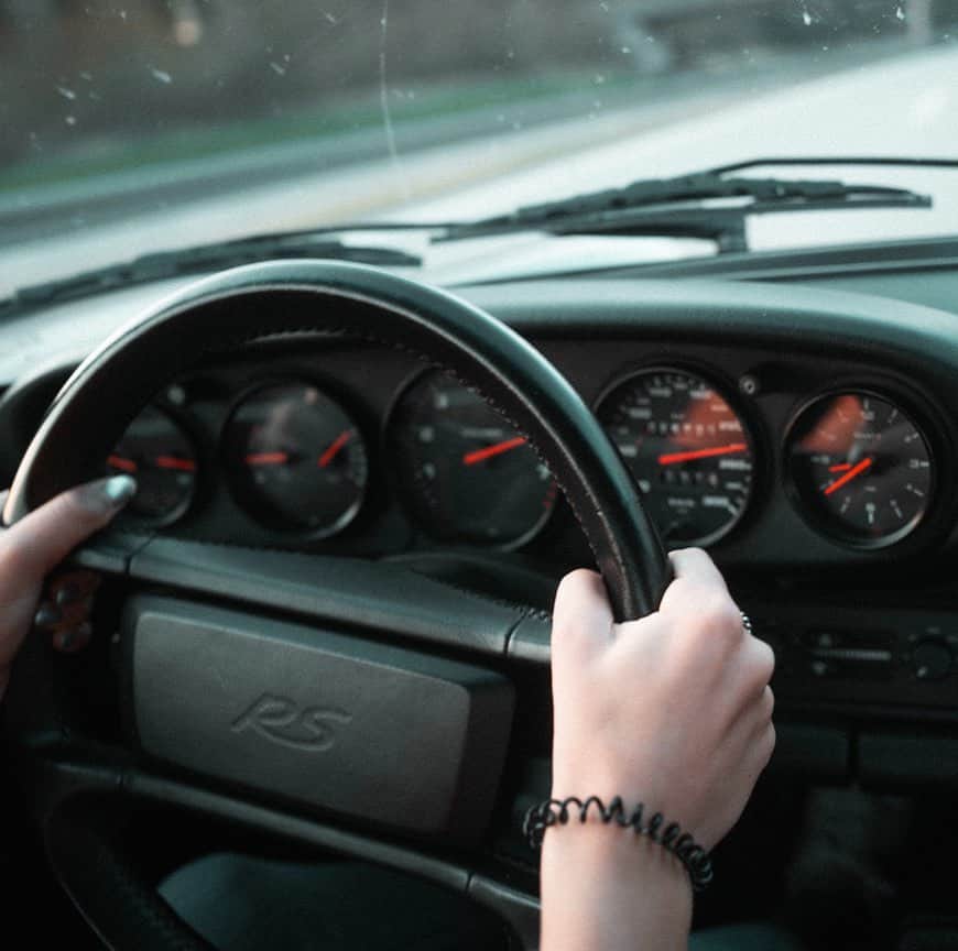 のインスタグラム：「A Porsche 964 RS which was built 28 years ago about to hit 260 km/h on the autobahn 😛 That was fun, loud and pure emotions 👏🏽💥 What do you think was my face like? 🙂|| 📸 x @janbeyer || #sophia #sophia99 #racegirl #changeagent #changes #motorsport #porsche #oldtimer #classic #classiccars」