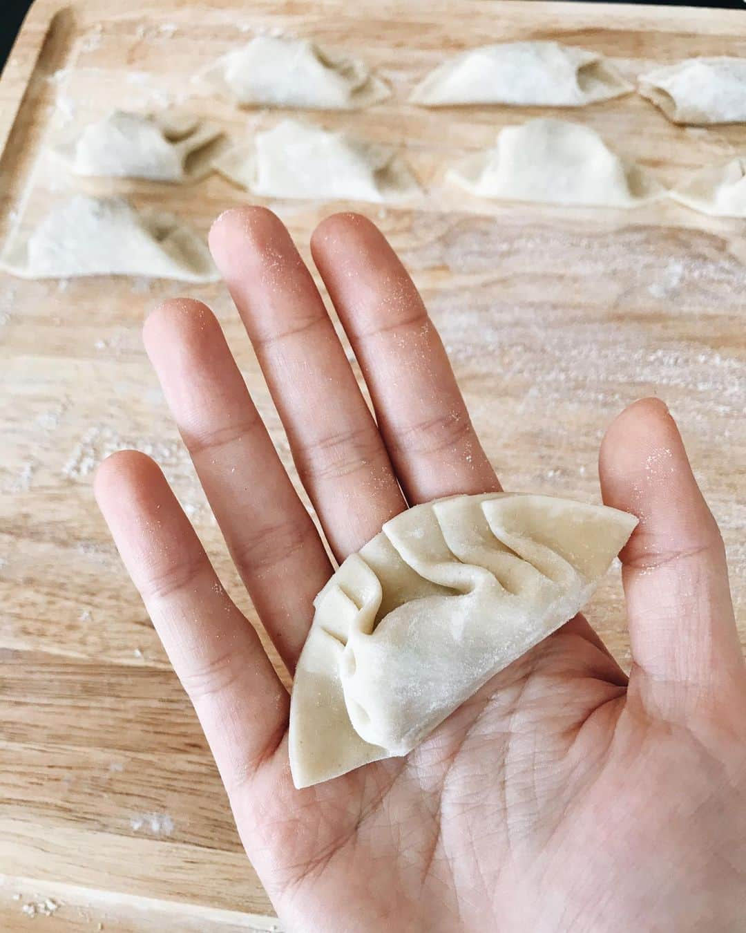 イングリッド・ニールセンのインスタグラム：「While everyone is making bread (which I commend all of you for because I ❤️ bread but have zero desire to make it) I’m making dumplings 👩‍🍳 It has been surprisingly creative and meditative, but mostly it has given me a connection to my khun yai (grandma on your mom’s side in Thai) who gave me all my first lessons in cooking by just being herself in the kitchen. It’s comforting knowing that a piece of her lives in me... and that this particular piece yields a super yummy, pillowy delight 🥟💕」