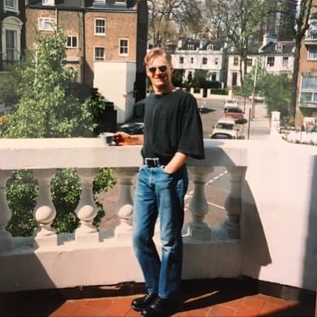 ブライアン・アダムスのインスタグラム：「Flashback around 1991 having a cup of tea in London when T-shirt’s had baggy sleeves. It must have been a 90’s thing, I don’t remember much from back then, I was so busy on tour. #wakinguptheneighbours #acupoftea」