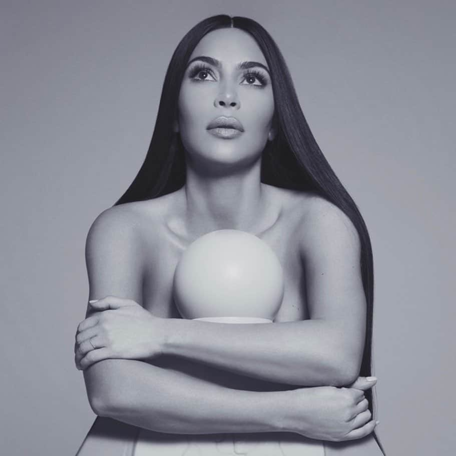 キム・カーダシアンさんのインスタグラム写真 - (キム・カーダシアンInstagram)「KKW X KRIS LAUNCHING TOMORROW KKWFRAGRANCE.COM」4月15日 4時10分 - kimkardashian