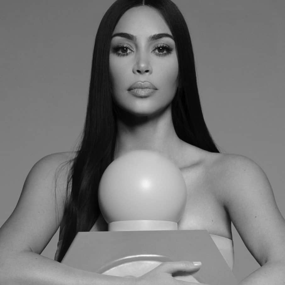 キム・カーダシアンさんのインスタグラム写真 - (キム・カーダシアンInstagram)「KKW X KRIS LAUNCHING TOMORROW KKWFRAGRANCE.COM」4月15日 4時10分 - kimkardashian