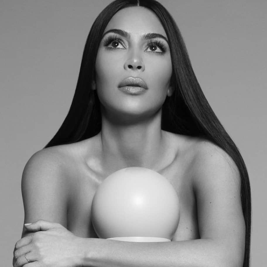 キム・カーダシアンさんのインスタグラム写真 - (キム・カーダシアンInstagram)「KKW X KRIS LAUNCHING TOMORROW KKWFRAGRANCE.COM」4月15日 4時10分 - kimkardashian