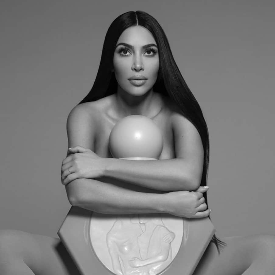 キム・カーダシアンさんのインスタグラム写真 - (キム・カーダシアンInstagram)「KKW X KRIS LAUNCHING TOMORROW KKWFRAGRANCE.COM」4月15日 4時10分 - kimkardashian