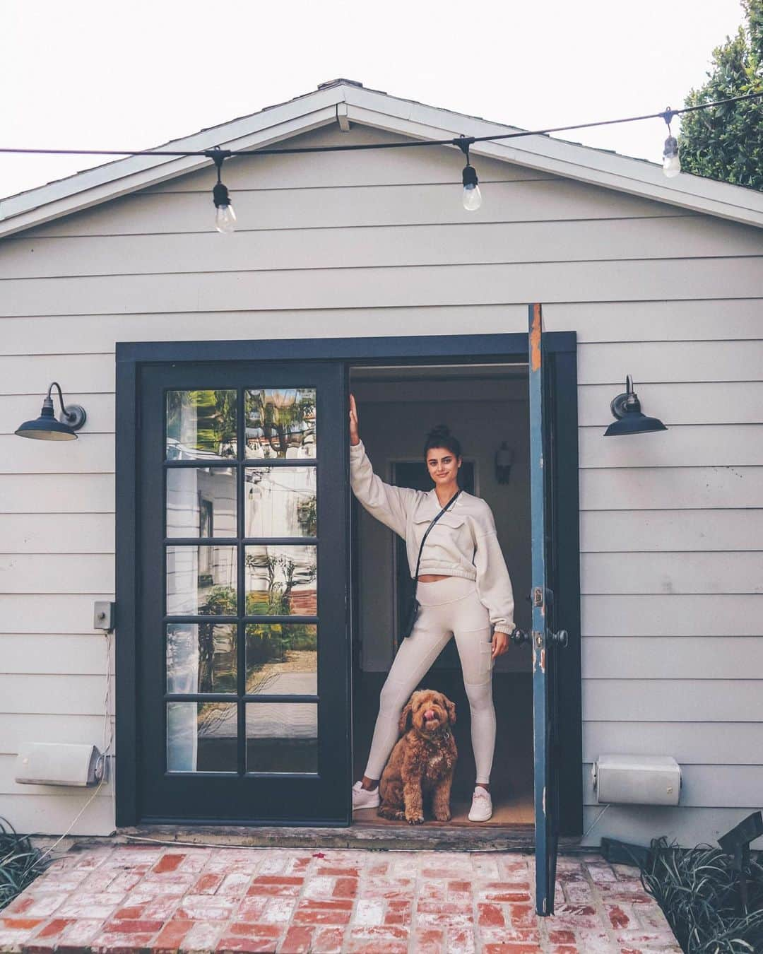 テイラー・ヒルさんのインスタグラム写真 - (テイラー・ヒルInstagram)「Tate was living the Cali dream until quarantine... excited to get back there and finish decorating #tatetuesdays 📷: @loganraephotography」4月15日 4時10分 - taylor_hill