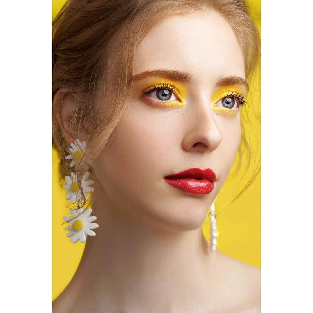 アシュリン・ピアースのインスタグラム：「“As the sun colors flowers, so does art color life”. ✨  Gorgeous photography by: @fiorella_occhipinti  Stunning Hair & Make-Up by: @kellyshewmakeup  Earrings from: @shopbando  #model #modeling #photography #photoshoot #fashionphotography #editorial #FiorellaOcchipinti  #AshlynPearce #Beauty #Fashion #FearlessFemales #Artistic #Love #Dreams #Goals #Stunning #RedHeads #HighFashion #Yellow #Passion #Art  #SpeakYourself #LoveYourself #Artist  #Dreams #BestPhoto #Actress #RedLips #Flowers #BanDo #Color」