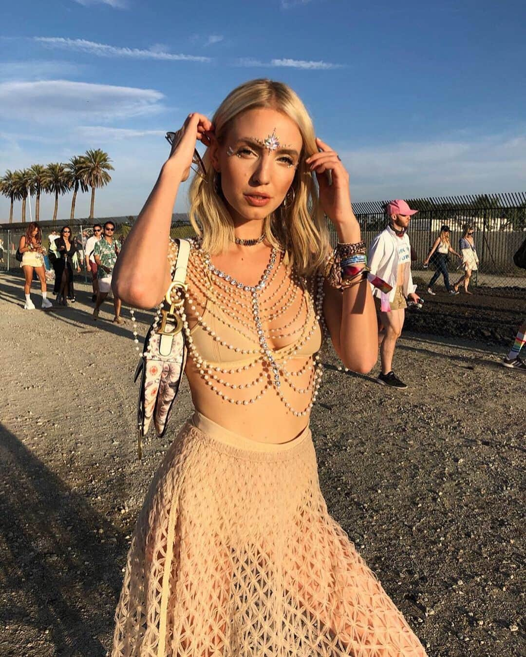 レオニー・ハンネさんのインスタグラム写真 - (レオニー・ハンネInstagram)「Exactly one year ago...🎡 I remember saying to Alex during fashion month that I’ve never been more excited for Coachella.... So many people wrote about how commercial the festival is etc. but for me, it was that time of the year I was most excited for. LA, Palm Springs, Coachella, the music, outfits, food - Let’s be honest: that’s freaking exciting! After being part of this festival for five years it’s become such a tradition for Alex and me and I loved our routines (where to park, when to go, and of course what to eat). I went for the first time when I just started blogging and I remember how overwhelmed I was. Being home now for the sixth week I’m thinking about how much of a ride these last years have been and how I’ll never want to take any of these experiences for granted. 🤍  #Coachella #nochella #couchella」4月15日 4時31分 - leoniehanne