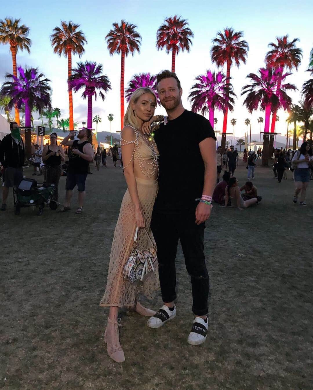 レオニー・ハンネさんのインスタグラム写真 - (レオニー・ハンネInstagram)「Exactly one year ago...🎡 I remember saying to Alex during fashion month that I’ve never been more excited for Coachella.... So many people wrote about how commercial the festival is etc. but for me, it was that time of the year I was most excited for. LA, Palm Springs, Coachella, the music, outfits, food - Let’s be honest: that’s freaking exciting! After being part of this festival for five years it’s become such a tradition for Alex and me and I loved our routines (where to park, when to go, and of course what to eat). I went for the first time when I just started blogging and I remember how overwhelmed I was. Being home now for the sixth week I’m thinking about how much of a ride these last years have been and how I’ll never want to take any of these experiences for granted. 🤍  #Coachella #nochella #couchella」4月15日 4時31分 - leoniehanne