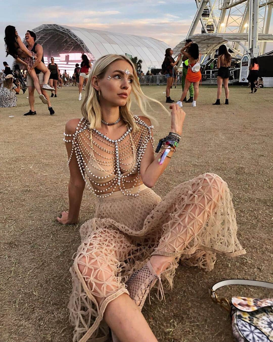 レオニー・ハンネさんのインスタグラム写真 - (レオニー・ハンネInstagram)「Exactly one year ago...🎡 I remember saying to Alex during fashion month that I’ve never been more excited for Coachella.... So many people wrote about how commercial the festival is etc. but for me, it was that time of the year I was most excited for. LA, Palm Springs, Coachella, the music, outfits, food - Let’s be honest: that’s freaking exciting! After being part of this festival for five years it’s become such a tradition for Alex and me and I loved our routines (where to park, when to go, and of course what to eat). I went for the first time when I just started blogging and I remember how overwhelmed I was. Being home now for the sixth week I’m thinking about how much of a ride these last years have been and how I’ll never want to take any of these experiences for granted. 🤍  #Coachella #nochella #couchella」4月15日 4時31分 - leoniehanne