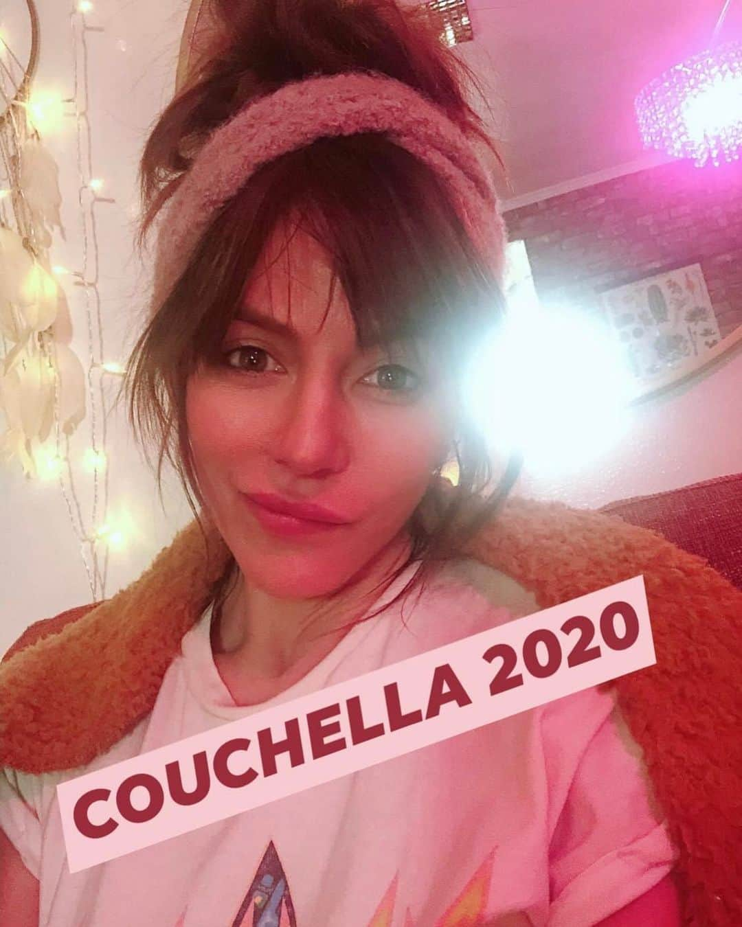 クリスタ・アレンのインスタグラム：「Couchella is the place to be this year!!!! The music is exactly your vibe, the food is cheap and no one cares what your wearing!  Become an esteemed Couchella Influencer today! 😂✨🙏🏻🎈 #stayhome #staysafe #staysane #stayhealthy #iloveyou #couchella2020 #music #coachella #love #happy #instagood #positivevibes #nomakeup #noshower #noproblem」