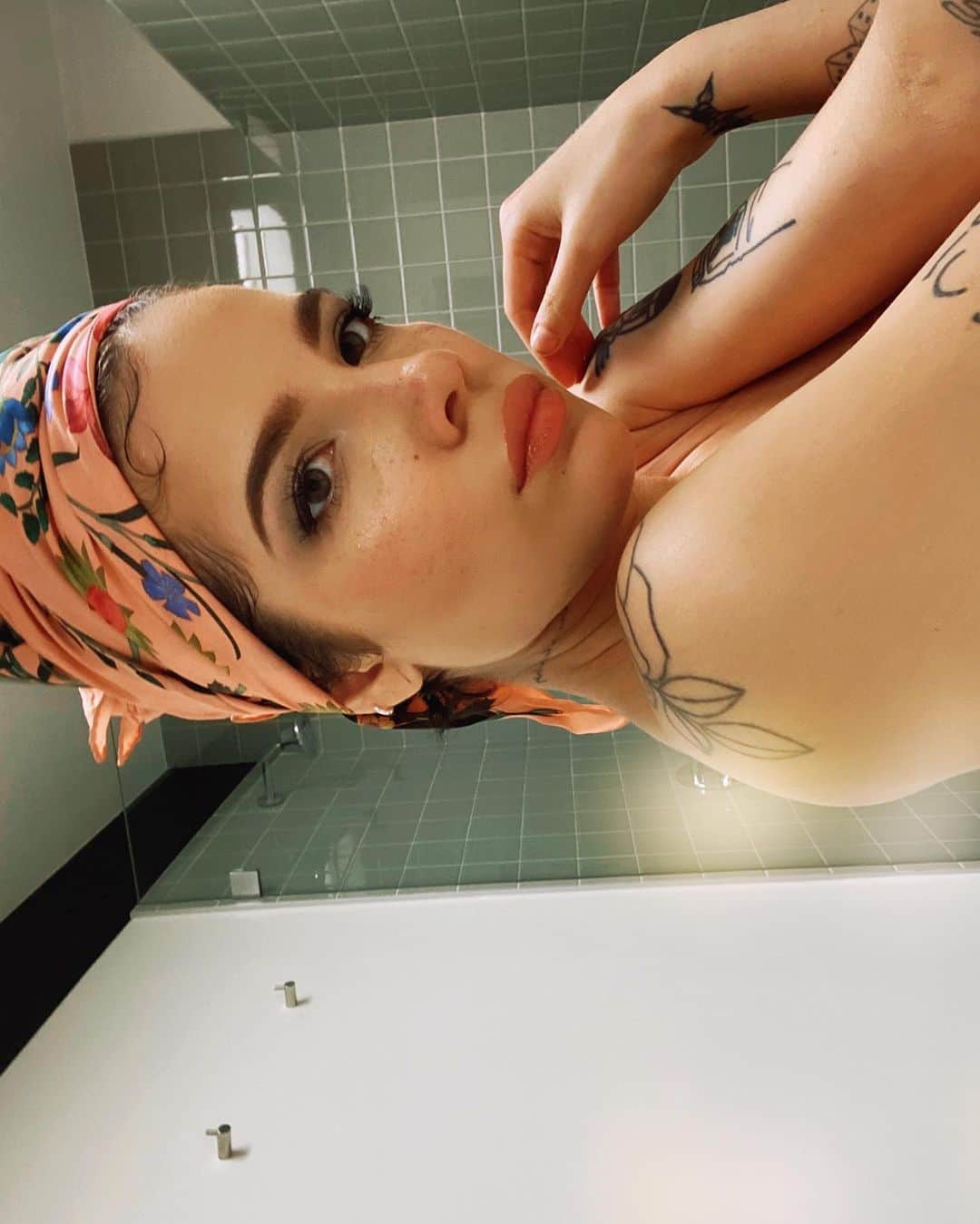 Halseyさんのインスタグラム写真 - (HalseyInstagram)「i’ve posted way too many pictures of my face lately. today was potting day for some of my seedlings. a few babies didn’t make it, but most of them did very, very well 🌱」4月15日 5時06分 - iamhalsey