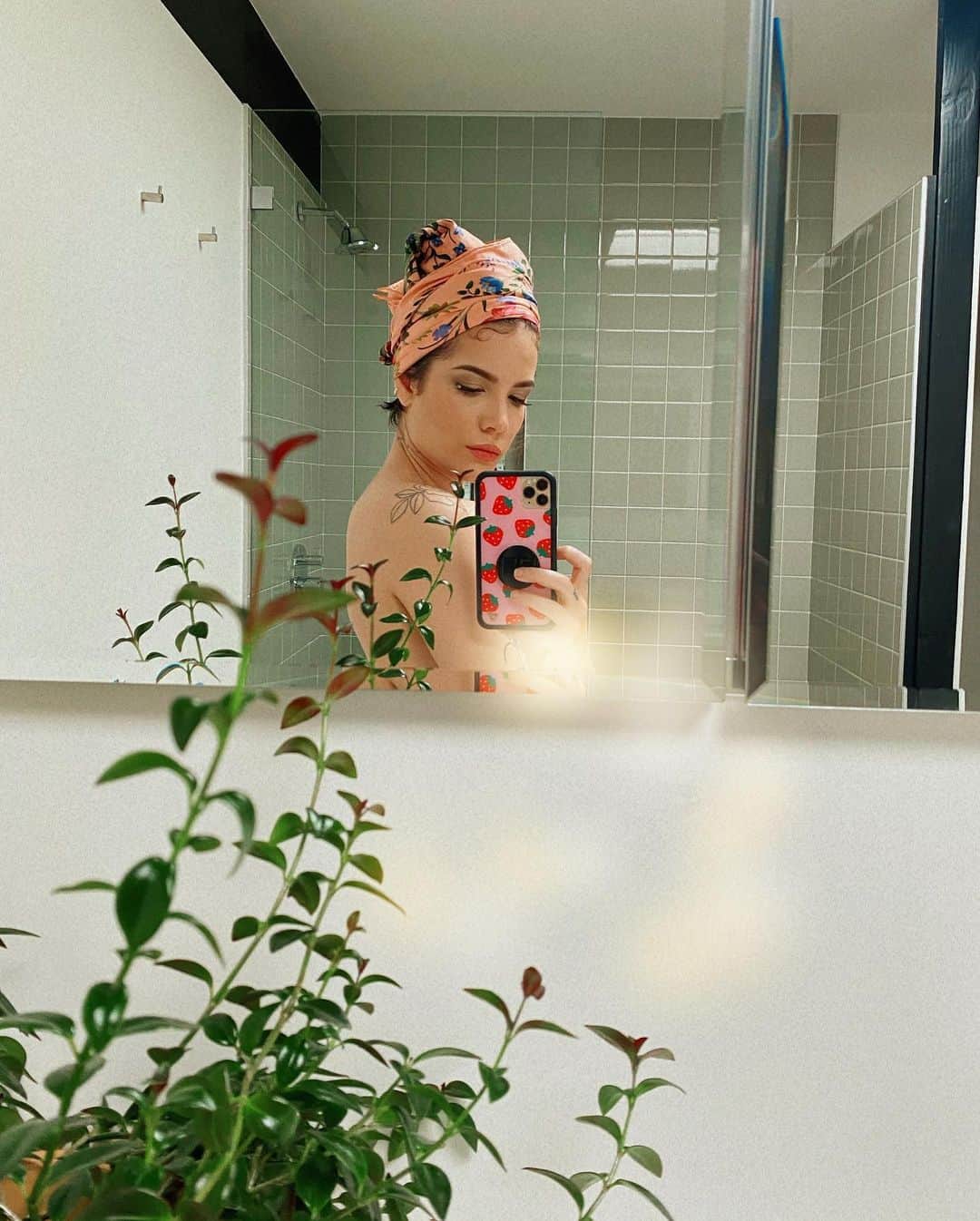 Halseyさんのインスタグラム写真 - (HalseyInstagram)「i’ve posted way too many pictures of my face lately. today was potting day for some of my seedlings. a few babies didn’t make it, but most of them did very, very well 🌱」4月15日 5時06分 - iamhalsey