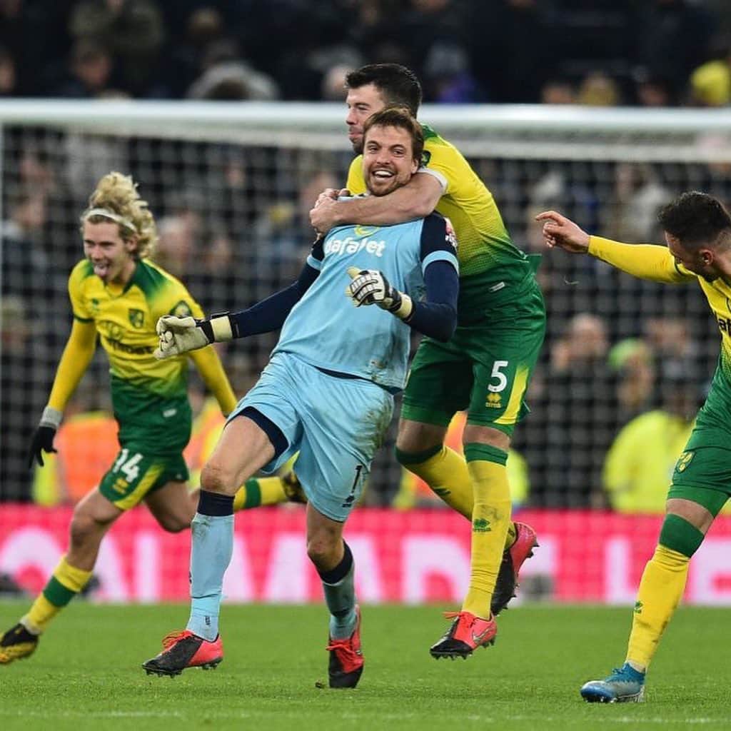 ティム・クルルさんのインスタグラム写真 - (ティム・クルルInstagram)「#internationalgoalkeeperday .. All started kicking a ball with my mates @adodenhaag 🔰.. 20 years on still living the dream @norwichcityfc ... #dreamsdocometrue #workhardplayhard  #believeinyourself」4月15日 5時00分 - timkrulofficial