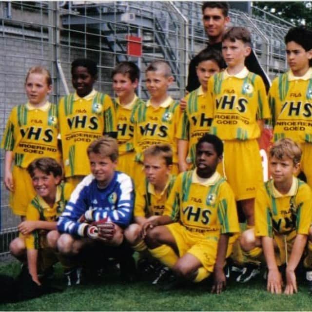 ティム・クルルのインスタグラム：「#internationalgoalkeeperday .. All started kicking a ball with my mates @adodenhaag 🔰.. 20 years on still living the dream @norwichcityfc ... #dreamsdocometrue #workhardplayhard  #believeinyourself」