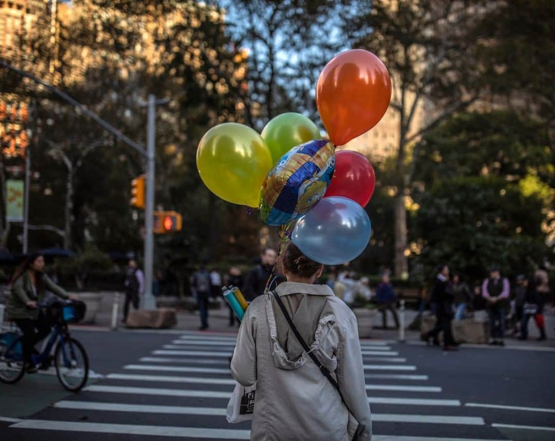 National Geographic Travelさんのインスタグラム写真 - (National Geographic TravelInstagram)「Photo by Muhammed Muheisen @mmuheisen | A woman holding balloons waits to cross a street in New York City. I captured this image last October while walking the busy streets of the Big Apple to look for images of daily life in the city.  For more photos and videos from different parts of the world, follow me @mmuheisen and @mmuheisenpublic. #muhammedmuheisen #NewYork #DailyLife」4月15日 5時05分 - natgeotravel