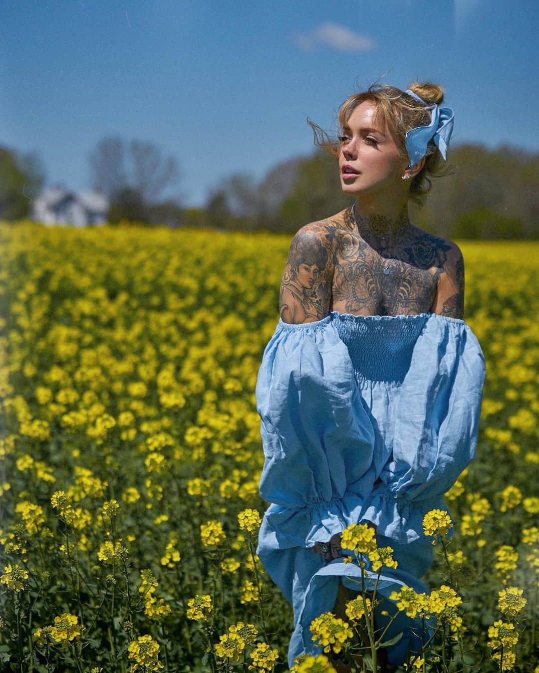 サラ・Xのインスタグラム：「Wishing I was back in this field of flowers 💐 wearing @daily_sleeper! Don’t forget that for the whole month of April all of their BLUE merchandise (including the Atlanta dress I’m wearing here, which was gifted) is 40% off, and 20% of those sales will be donated to Happy Today, a Ukrainian autism nonprofit ✨💙」