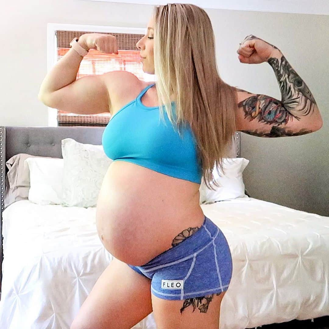 クリスティン・ポープさんのインスタグラム写真 - (クリスティン・ポープInstagram)「A fun #TransformationTuesday 🤗💙 Peak competition shape 👉🏼 Peak baby growing shape! Both versions are strong AF in their own way!! 💪🏻 I am running a QUARANTINE SALE on Nutrition Coaching - now until the end of April I am offering 20% off of my @barbellsandbows flexible dieting program!! 🌀  I don’t ever run sales on coaching except for Black Friday - but this is a special circumstance. I can help you keep on track with your fitness goals during the lockdown, and making the programming more affordable right now with the discount. Whatever your fitness goals are, and whatever your workouts look like right now - I can program to your current lifestyle. 🌀  This sale is for new clients & your rate will be locked in for the lifetime of the coaching. This is the LAST CALL for new clients before this little babe 👶🏼 decides to make her appearance. I will be closing to new sign ups starting May 1st so don’t wait! 🌀  Click the link in my bio for more info on what my program entails and how to sign up! Thanks for supporting my small business during this crazy time 🙏🏻 even if it just a like on the post or telling a friend about my company it all helps right now! 🌟」4月15日 5時27分 - kris10pope