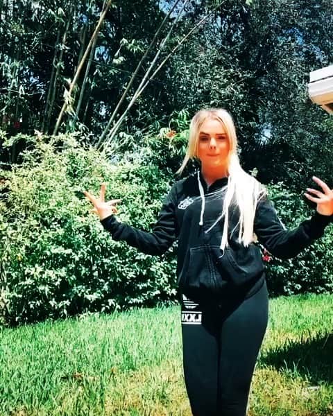 Mia Diazのインスタグラム：「Just a little #quarantine vibe. #tiktok #miadiaz 💃🔥⭐️ #danceronquarantine  FOLLOW ME @mia.michelleee on @tiktok 🌟🔥💥」