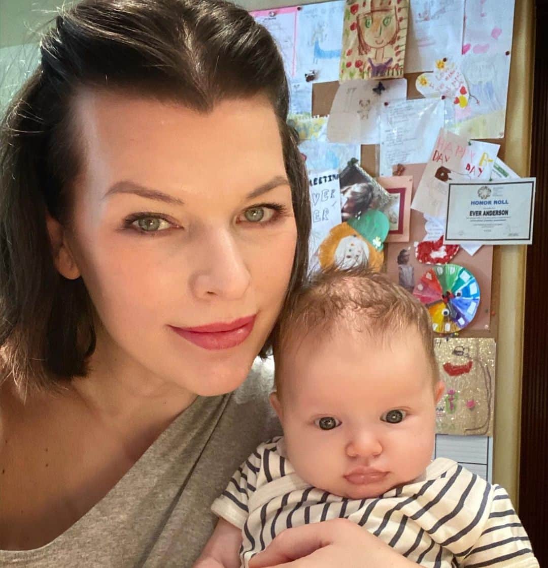 ミラ・ジョヴォヴィッチのインスタグラム：「Me and ma bébé. Baby Osian is getting so big! She’s such a communicator, I really feel with all her cooing and gurgling that she can’t wait to start talking already. Maybe having sisters always chatting away at you is a motivation. She’s also such a smiler. Like a lot more than my other two were. As soon as people talk to her, they get rewarded with a huge smile and I tell you, there’s nothing better than having a baby smile at you! I send you all a lot of love to during this lockdown. I hope you’re all staying safe! Xo m😘😘😘 #mamaandbaby #osianlarkelliot」