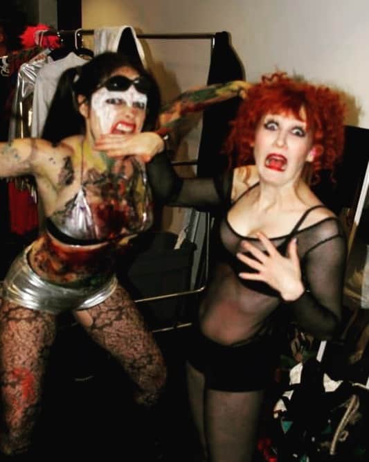 のインスタグラム：「People often ask me,”How do you become a contortionist?” Here is the Twisted Truth! You must be bitten be a more powerful contortionist, backstage, in costume, under a full moon! And then we wait 😜 Here seen with my dear friend, the wildly talented @kristinanekyia #adventuresofbendybonnie #twistedorigins #contortionist #youdobelievemedontyou #circus #theresasuckerborneveryminute #shenanigans #mischiefandmayhem #backstageshenanigans #oncebitten #thisbites #waytoomuch #kristinanekiya #bendybonnie」