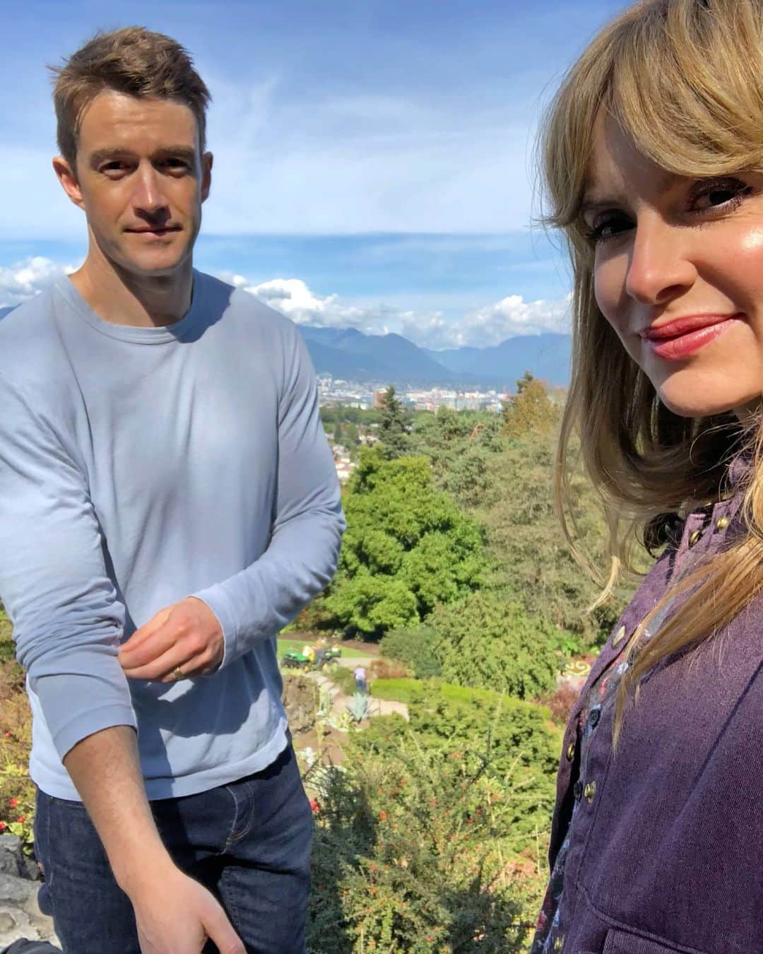 ロバート・バックリーのインスタグラム：「Happy Anniversary @jennywade. Two laps around the sun and we’re just getting started. I love you the most. ❤️」