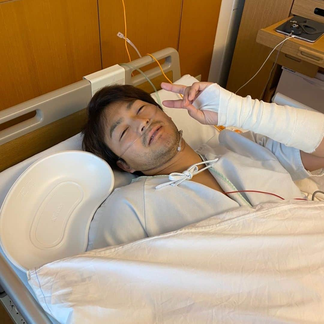 田島慎二のインスタグラム：「手術は無事終了しました😆 写真はまだ手術直後でなんかボーッとしてる時😂 夜中の3時くらいからスッキリしてきて今日は朝ごはんも食べられそうです👌 みんなが言ったように麻酔一瞬でした笑 三回目の呼吸くらいまでしか覚えてない😴 #手術 #トミージョン手術　#1時間に一回は必ず起きる #人生初の眠剤も飲んだが関係なし」