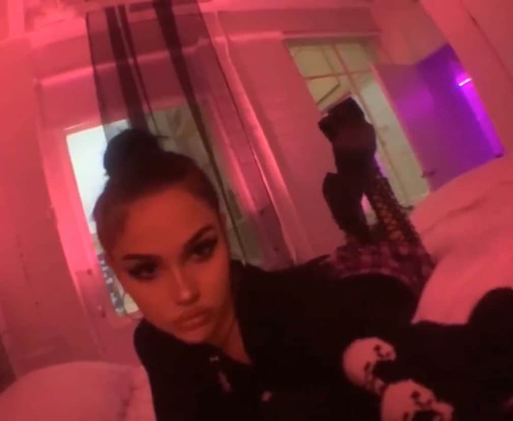 マギー・リンデマンのインスタグラム：「🎀🖤cybers3x🛍💞🎮」