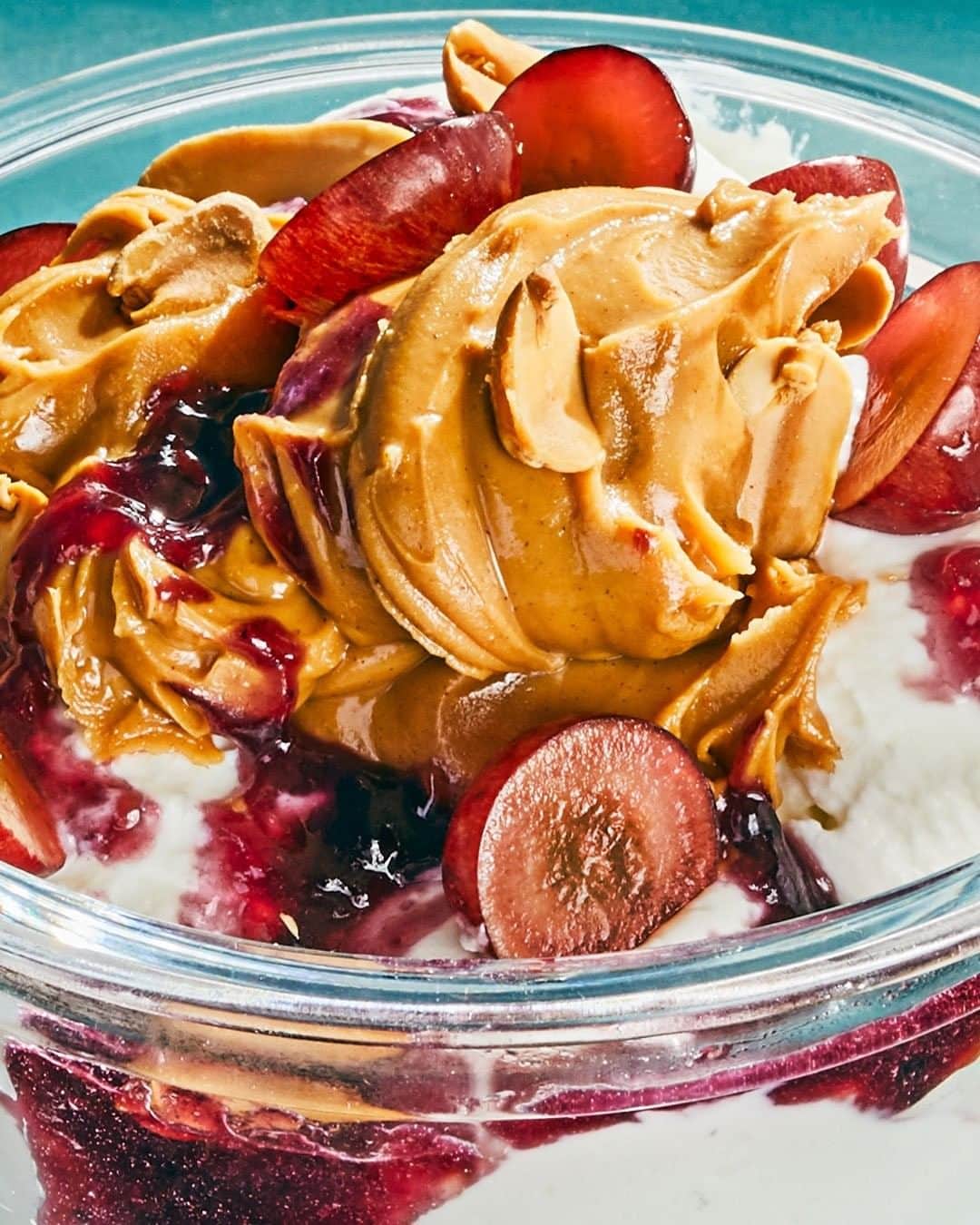 Chobaniのインスタグラム：「If you've got peanut butter, jelly, and some red grapes at home, you can make * this * Café-inspired yogurt bowl in your very own kitchen. Get the recipe in our Stories. Made it? Post your bowl and tag #chobaniathome 🥜🍇」