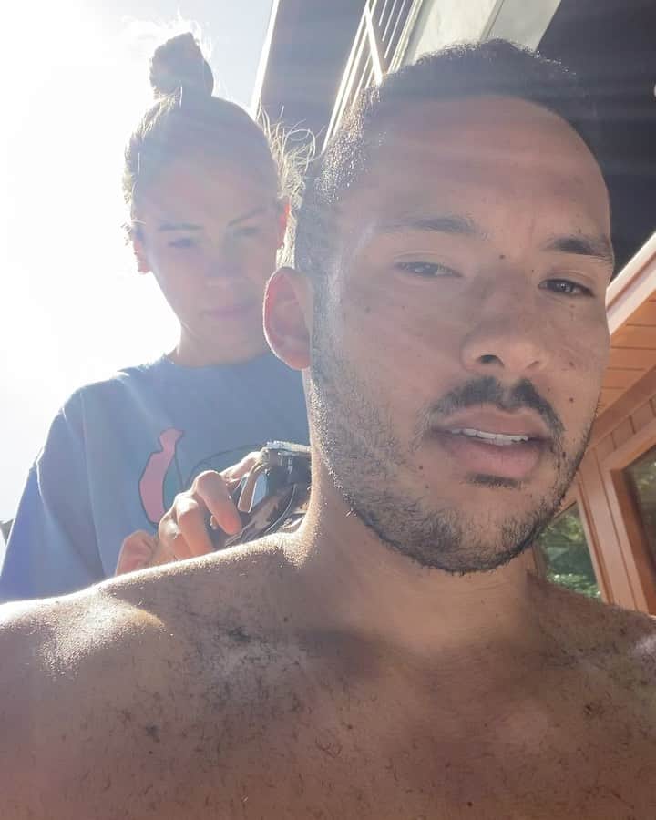 カルロス・コレアのインスタグラム：「QUARANTINE DAY 200:  Wifey does my haircut 🤣💇🏽‍♂️@daniellardzz」