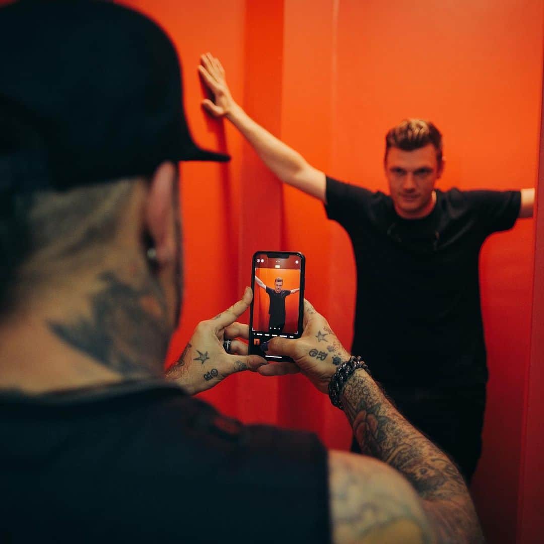 backstreetboysさんのインスタグラム写真 - (backstreetboysInstagram)「Get you a friend who knows your best angles 📸🖤」4月15日 6時43分 - backstreetboys