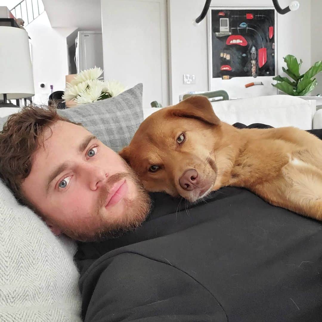 ガス・ケンワージーのインスタグラム：「I know I've been MIA for the past month and a half but tbh this whole thing has been really hard on me. I know has been a struggle for most everyone. One thing I've learned is that just because we're in isolation it does NOT mean that we're alone. We really are in this together! If you're struggling w/ depression and you've been feeling down and worthless know that I have been too. In school, in sports and in life I've always hated asking for help because I've wanted to seem strong, brave, tough, self-assured, etc but I've realized that sometimes you just need help and when you do you need to ask for it. It's literally what friends are for. Swallow your pride and text a friend saying "I'm feeling really down, can you talk?" It will help. I'm thankful for my friends and all of you for being my support system; I'm thankful for the people who have used this time to create fun, funny content that has made me laugh and offered levity amidst the darkness; I'm thankful for my health and, most especially, I'm thankful for my family. We had some serious scares this past month and it's put into perspective, more than ever before, the importance of family. My 9-month-old nephew, Bodhi, had a bad cough/ fever and started having trouble breathing. He ended up being flight for life'd to Denver Children's Hospital to be put on a respirator and spent a week in the ICU. Shortly after he returned home my 4-year-old niece, Bobbie, fell ill and had to be rushed to the same hospital to undergo two emergency surgeries. They're both finally home again and recovering! I'm incredibly thankful and forever grateful to our healthcare workers on the front line of this pandemic. I can't show my gratitude enough but, in an effort to help out, I've decided to join Cameo to make personalized videos for anybody who wants one w/ 100% of my proceeds going to #FirstRespondersFirst to raise money for the doctors & nurses risking their lives to save others. If you wanna buy a video there's a link in my bio and I'll match whatever we raise up to $10,000! Thank you all for staying home to help flatten the curve and also for reading my unsolicited novel of a caption. Let's #BeatTheVirus ❤️」