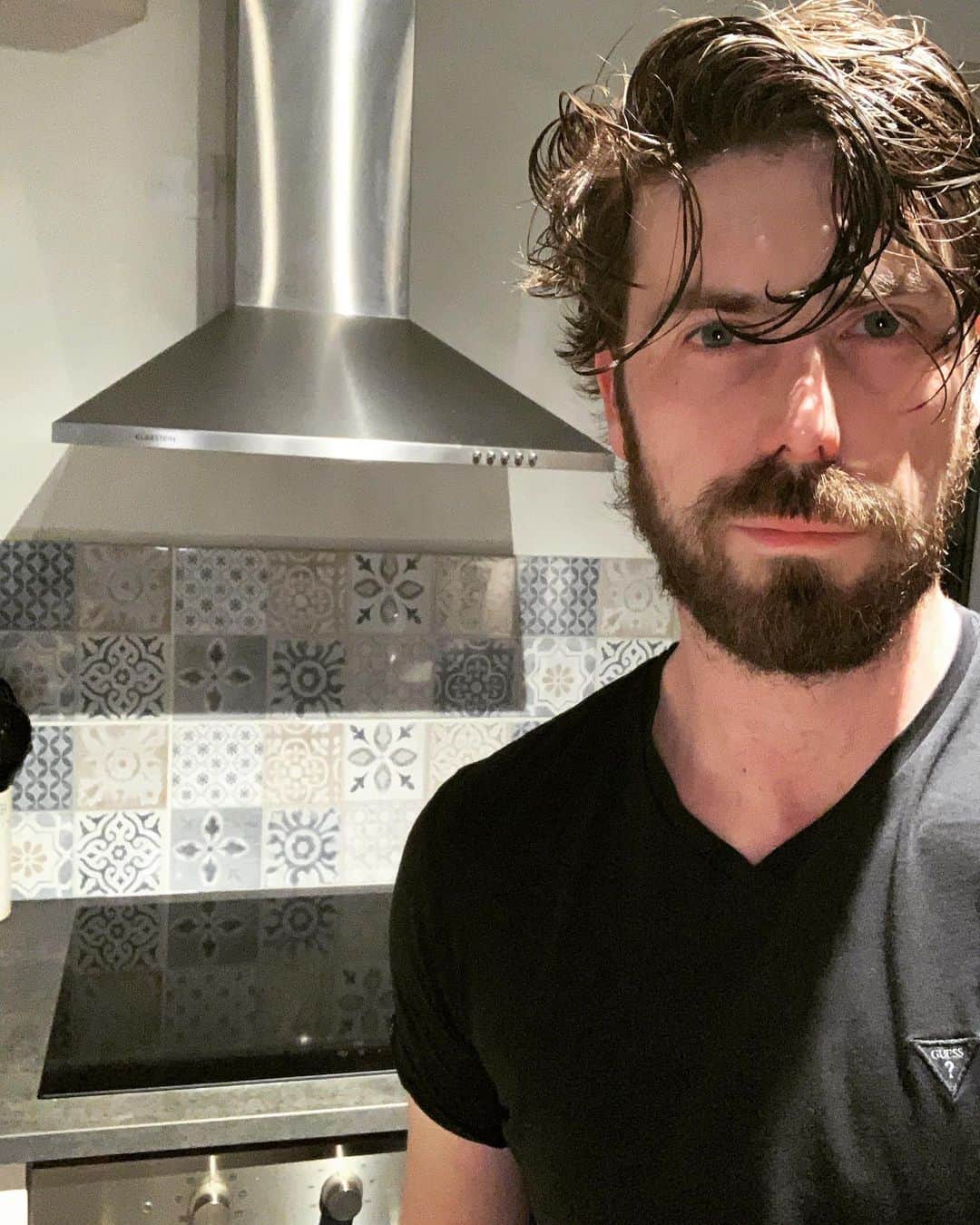 ニール・ブラウンのインスタグラム：「Baking time! Honing new skills! I’ve got this 🤞😱 #instamood #instapic #inthekitchen #picoftheday #cooking #baking #learning #instagay #gay #lgbt #coach #coachinglife #beard #wet #instafollow #followme #igers #honingnewskills」
