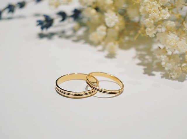 キナリノさんのインスタグラム写真 - (キナリノInstagram)「. ”一生に一度”だから物語のあるモノを。ナチュラル派に贈るマザーハウスの結婚指輪 . 結婚指輪は、見えない想いや信頼を形にしたもの。一生に一度のウエディングだからこそ、指輪やブランドもストーリーがあるものを選びたいですよね。そこでおすすめしたいのが「JEWELRY MOTHER HOUSE」の結婚指輪。一つひとつ職人さんの手作りでつくられた指輪は、きっと二人のお守りのような存在になってくれますよ* 画像は、ジュエリーマザーハウス(@motherhouse_jewelry)さんより。 . https://kinarino.jp/cat1/39304 . ▶︎こちらの記事はキナリノアプリのトップページで掲載中です。 ▶︎ダウンロードはプロフィールリンクから(@kinarino_official) . #アクセサリー #ジュエリー #マリッジリング #結婚指輪 #結婚 #指輪 #ジュエリーマザーハウス #jewelrymotherhouse #bridal #marriage #marriagering #jewelry  #丁寧な暮らし #暮らし #キナリノ」4月15日 7時00分 - kinarino_official