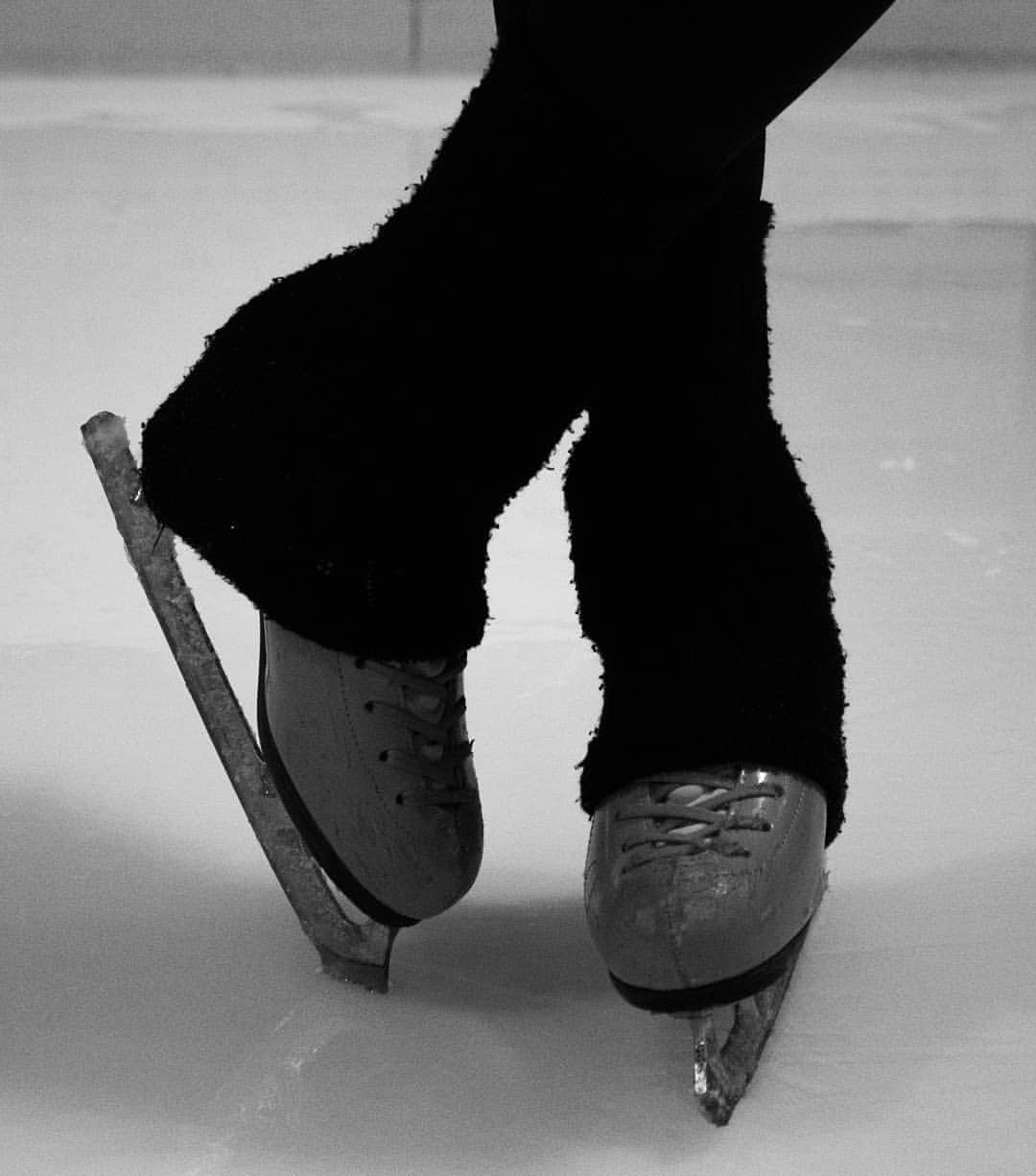 ソニア・ラフエンテのインスタグラム：「#feliz día del patinador ⛸️💖 . 📸 @ainhoalaucirica @ainhoalaucirica . #myfavoriteshoes #skater #miss #it」