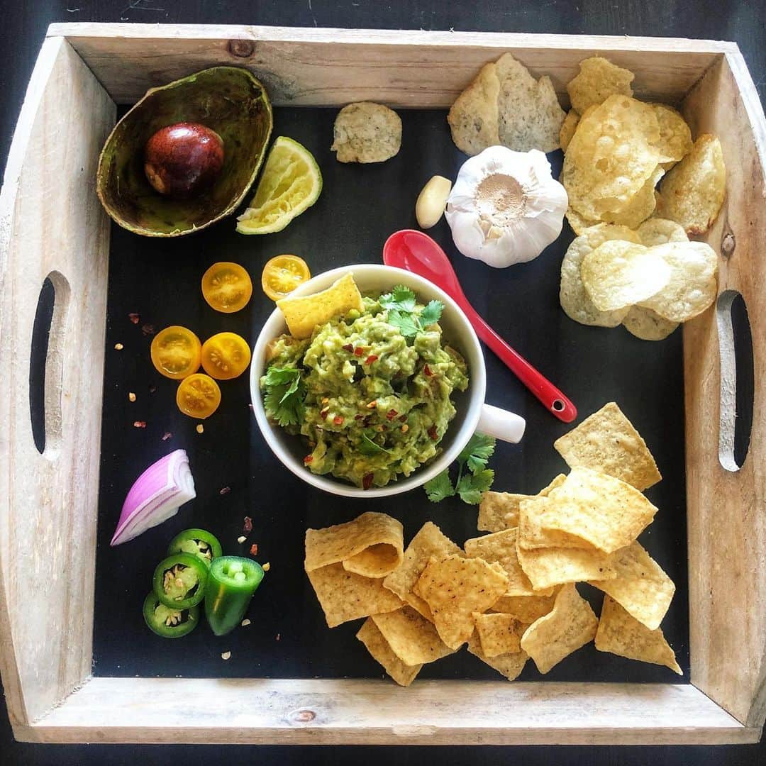 Jada Lalita Patipaksiriのインスタグラム：「If life gives you avocados 🥑 make guacamole.  #tasty #appetizer #snack #yum #foodpics #foodie #yummy #thaispice #food #thaifood #cooking #dinner #spicyfood #garlic #recipe #cooking #chips #guac #spicy #kitchen #cookbook #chef #takeout #appetizer #guacamole #avocado #cilantro #mexican #jalapenos #snackidea #chipsndip」