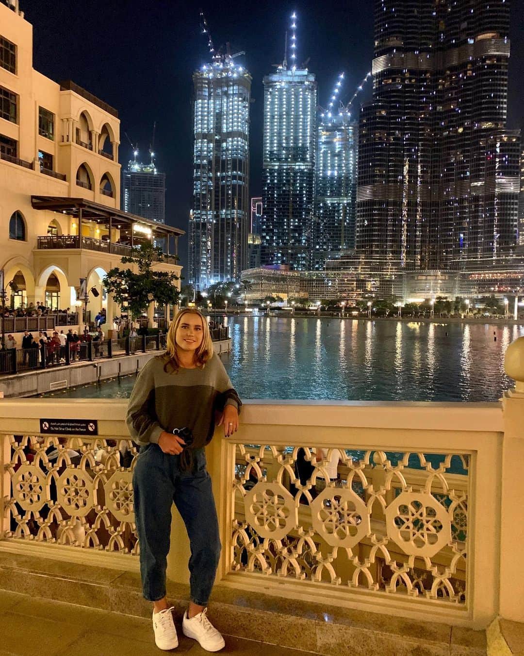 ソフィア・ケニンのインスタグラム：「The 𝒃𝒆𝒂𝒖𝒕𝒊𝒇𝒖𝒍 𝒍𝒊𝒈𝒉𝒕𝒔 of Dubaï 🤩  This picture reminds me how much I miss traveling the world! But in order to travel again soon, we must take all the measures to fight Covid-19!  Take care of yourself and your family! 🤗」