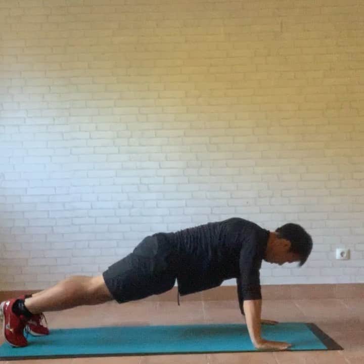 岡崎慎司のインスタグラム：「Training video day 21  この姿勢のトレーニングって沢山種類があるんですが、これも基本まずは姿勢です。ここでは早く動かす中でブレないようにするトレーニングですが、しっかりした姿勢で自分を支える。を意識して下さい！ 8. 腕立て腿上げ（正面に引き付け） 腕立て伏せの姿勢で、片脚だけ腿上げ動作の時に、腰が上に上がらないように注意し、腕立ての姿勢が変わらないようにする。 9. 腕立て腿上げ（横に引き付け） 腕立て伏せの姿勢で、片脚だけ腿上げ動作を横方向に行い、膝が脇につくように引き付ける。腿上げ動作の時に、腰が上がって腕立ての姿勢が変わらないようにする。 #杉本メソッド #体の軸をまず作ろう #子供達は勉強をするようにと内田さんが言ってたよ #結局はバランス #与えられてやるのではなく、自分で考えてやれるようになろう。」