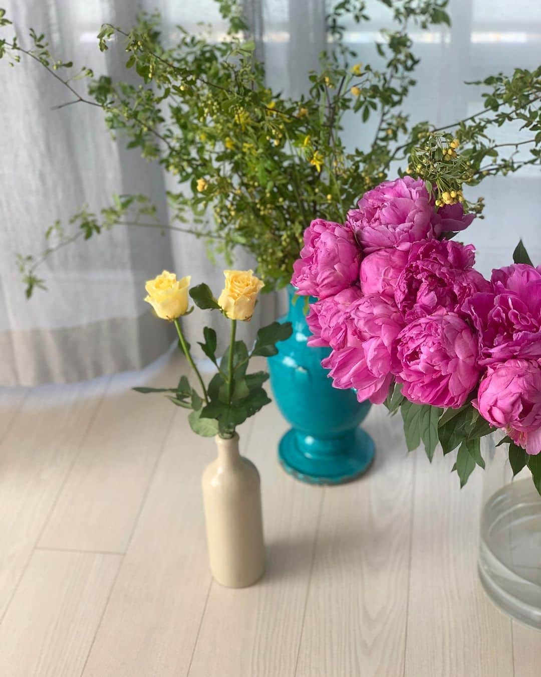 黒沢祐子さんのインスタグラム写真 - (黒沢祐子Instagram)「・ ・ おはようございます🌞  うちのピンクの子そろそろ寿命 たくさんのhappy をありがとう！  そして迎え入れたモッコウバラちゃん うまく咲いてくれますように  今日もステキないちにちを😊 ・ ・ #life #flowers #バラの花瓶にしたのはワインの空きボトル  #stayhome  #staysafe」4月15日 8時24分 - yukowedding